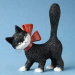 Statuette de Chat de Race avec son joli noeud rouge.