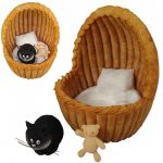 Statuette de chat assis dans son Panier avec son nounours