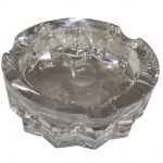 Un très beau Cendrier rond biseauté en cristal de Paris.