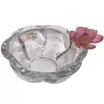 Cette superbe Coupe en cristal de Paris est agrémentée d'une fleur en pâte de verre.