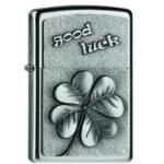 Le briquet Tempête Zippo Porte Bonheur est possède un trèfle à quatre feuilles en relief.