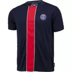 Image de face du Tee-Shirt PSG officiel 14 ans enfant arborant les couleurs emblématiques du club, maillot avec le logo du club en évidence. Coupe ajustée pour un look élégant et décontracté. Disponible en différentes tailles et versions homme, femme et enfant. Symbole de l'engagement envers l'équipe du Paris Saint-Germain. www.boutiquestgermain.com
