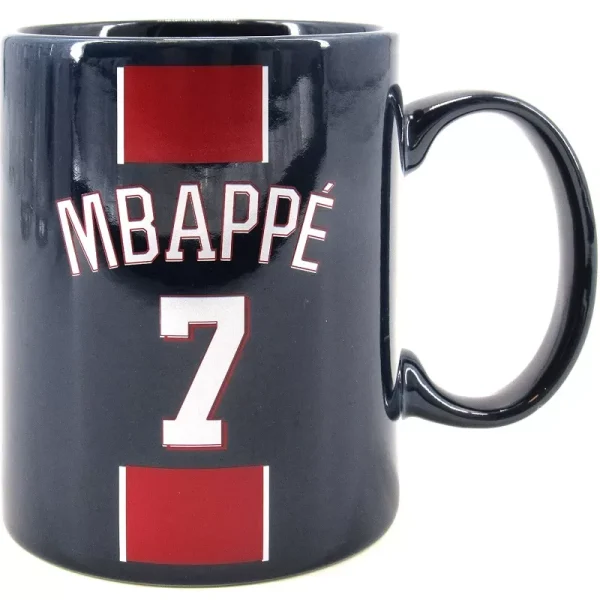 Image de face du mug MBAPPE du PSG arborant les couleurs emblématiques du club, le numéro 7 et avec le logo du club en évidence. Symbole de l'engagement envers l'équipe du Paris Saint-Germain. www.boutiquestgermain.com